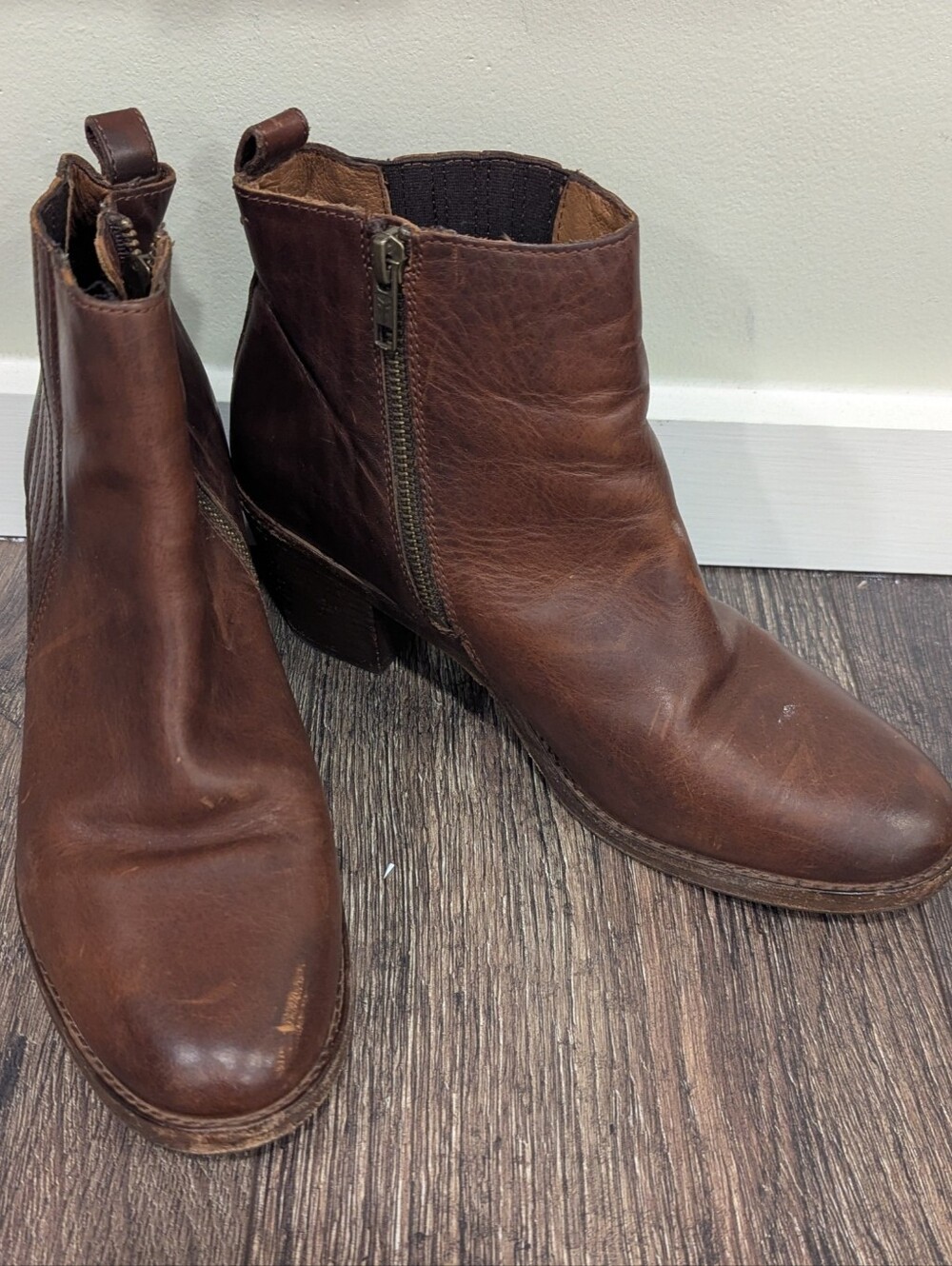 Frye Alton Chelsea Ankle Leather Boots In Cognac Brown Size 8.5